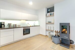 Kühlschrank, Ofen, Geschirrspüler, Wasserkocher mit Kaffee-/Teezubehör