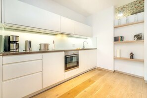 Kühlschrank, Ofen, Geschirrspüler, Wasserkocher mit Kaffee-/Teezubehör