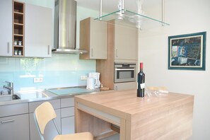 Kühlschrank, Ofen, Geschirrspüler, Wasserkocher mit Kaffee-/Teezubehör