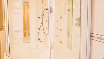 Apartment, Balcony | Bathroom | Hydromassage showerhead, free toiletries, towels, soap