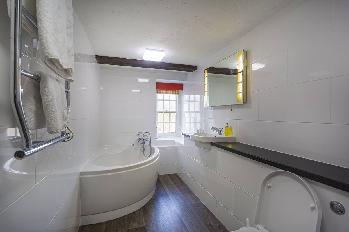 deluxe double room | bathroom | free toiletries, hair dryer, bathrobes, slippers