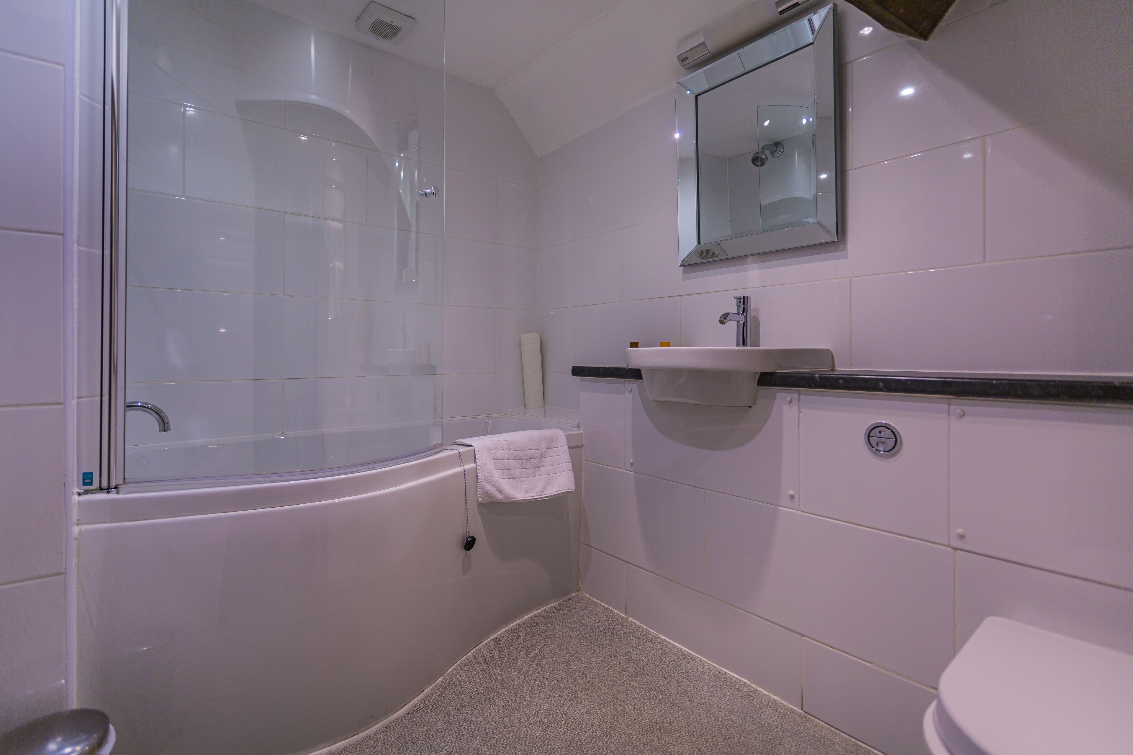 deluxe double room | bathroom | free toiletries, hair dryer, bathrobes, slippers