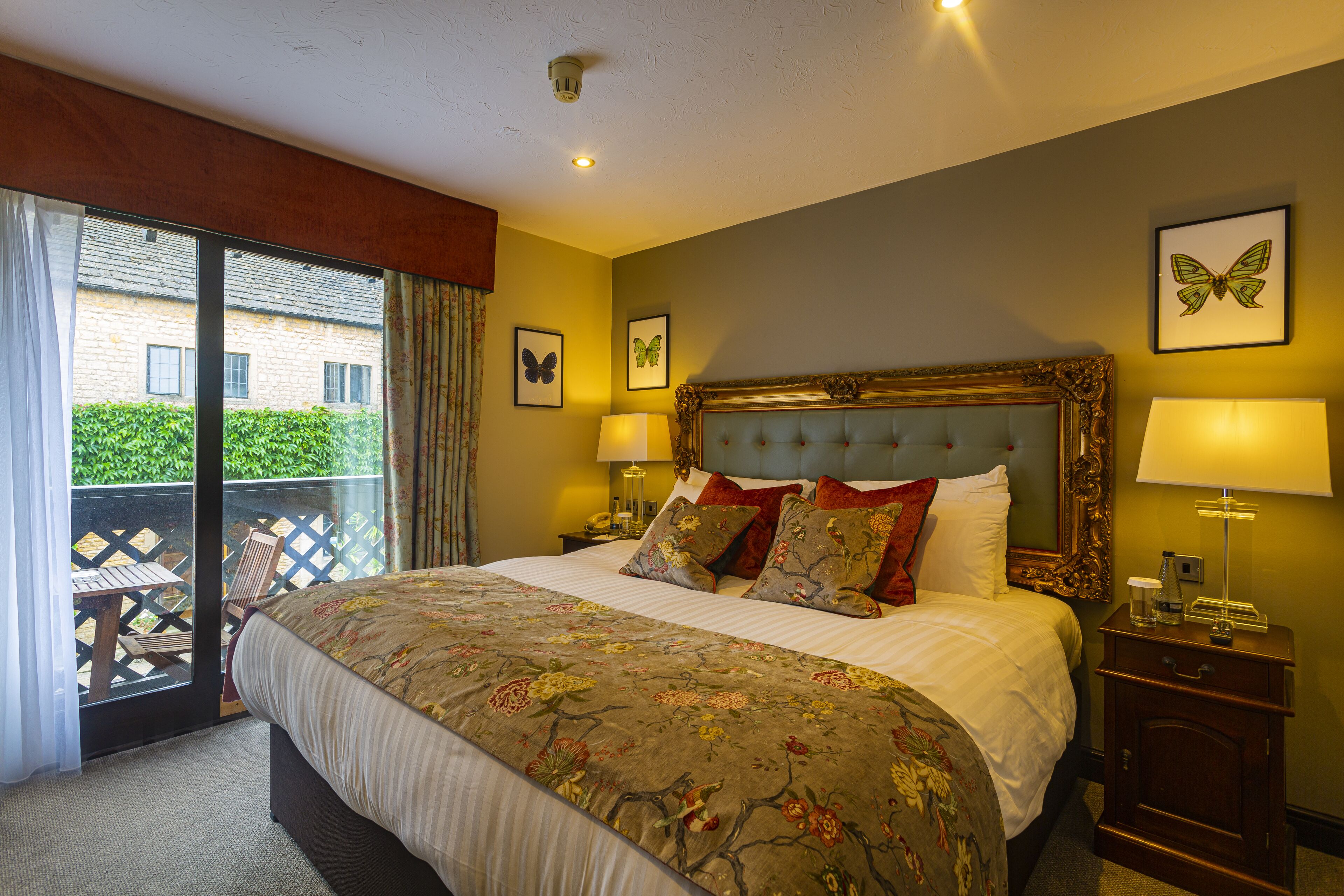 Classic Double Room | Desk, blackout curtains, iron/ironing board, free WiFi