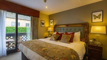 Classic Double Room | Desk, blackout curtains, iron/ironing board, free WiFi