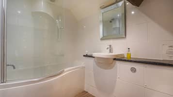 Deluxe Suite | Bathroom | Free toiletries, hair dryer, bathrobes, slippers