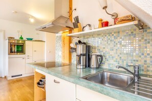 Kühlschrank, Ofen, Geschirrspüler, Wasserkocher mit Kaffee-/Teezubehör
