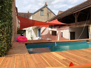 Una piscina al aire libre de temporada
