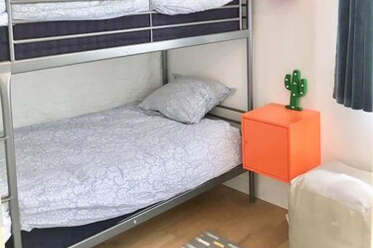Habitación cuádruple básica | Ropa de cama de alta calidad y decoración individual