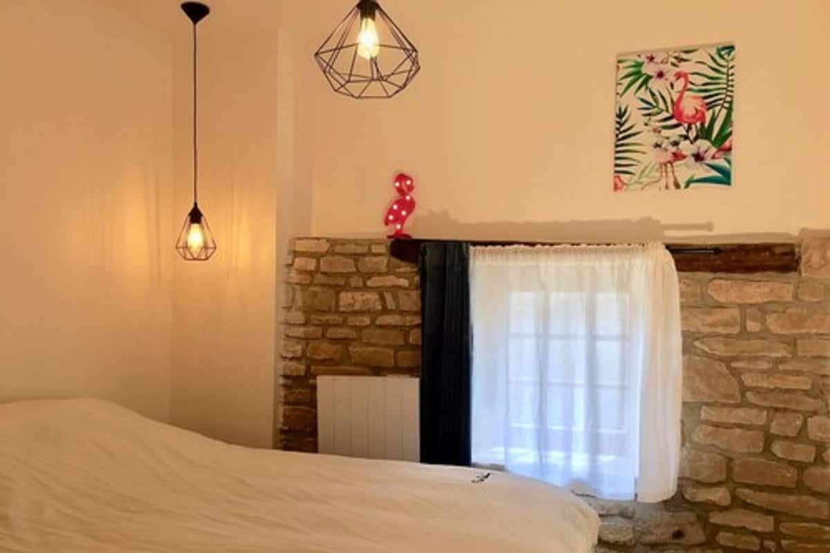 Habitación básica, baño privado | Ropa de cama de alta calidad y decoración individual