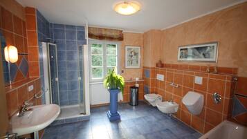 Moseltraum 1 | Bathroom | Hair dryer, bidet, towels, soap