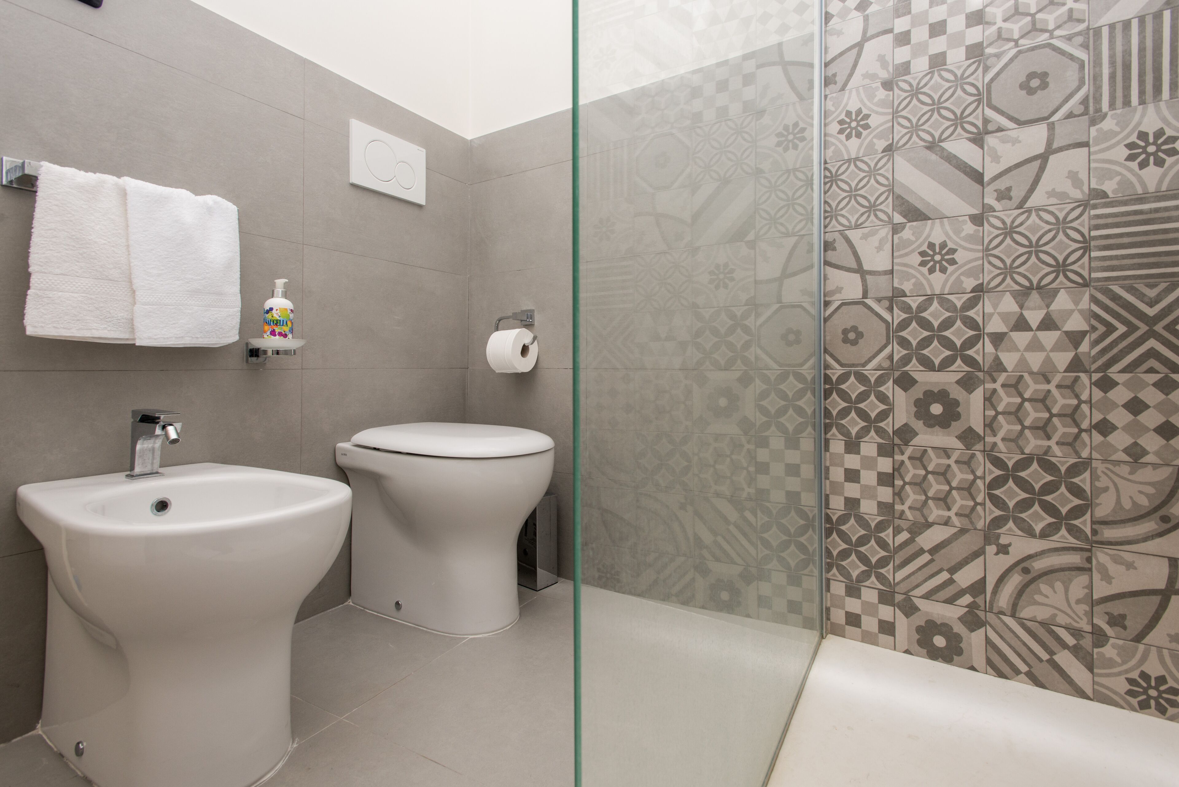 Comfort-lejlighed - 2 soveværelser | Badeværelse | Bruser, hårtørrer, bidet, håndklæder