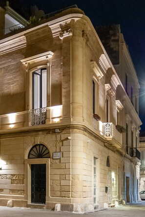 Edifici històric amb façana clàssica, grans finestres i entrada destacada.