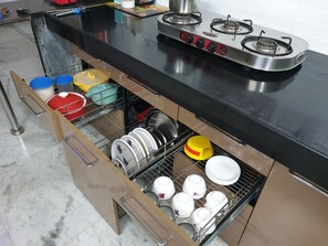 Réfrigérateur, micro-ondes, plaque de cuisson