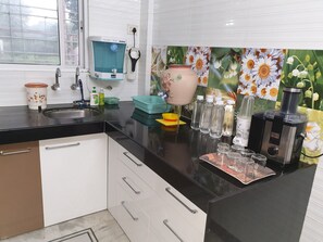 Kühlschrank, Mikrowelle, Herdplatte, Kochgeschirr/Geschirr/Besteck