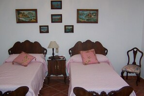 Habitación con 2 camas individuales | Cunas gratuitas, camas extra y wifi gratis