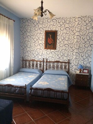 Zweibettzimmer | Kostenlose Babybetten, Zustellbetten, kostenloses WLAN