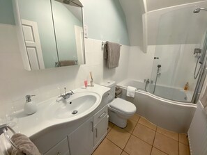 Habitación doble Premium, 1 cama matrimonial, vista al jardín | Baño | Amenidades de baño gratuitas, secadora de cabello, toallas, jabón