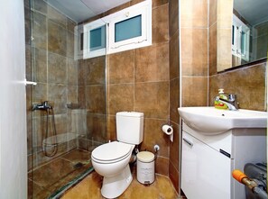 Apartment | Bathroom | Shower, hydromassage showerhead, designer toiletries, hair dryer