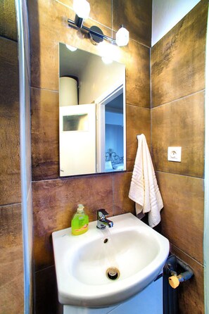 Apartment | Bathroom | Shower, hydromassage showerhead, designer toiletries, hair dryer - Acropolis Flat next to the New Acropolis Museum (Athens)