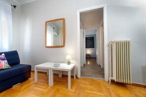 Apartment | Wohnbereich | 45-Zoll-Flachbildfernseher mit Digitalempfang, Fernseher