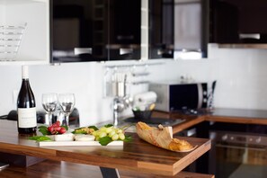 冷蔵庫、電子レンジ、オーブン、コンロ