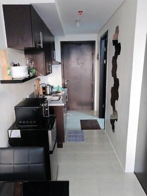Fridge, microwave, oven, stovetop - STUDIO CONDOMINIUM- SHORT / LONG STAY APARTMENT WITH SWIMMING POOL (PASIG)