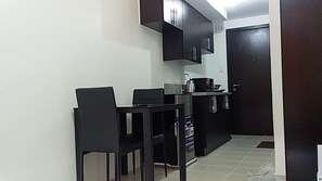 Fridge, microwave, oven, stovetop - STUDIO CONDOMINIUM- SHORT / LONG STAY APARTMENT WITH SWIMMING POOL (PASIG)
