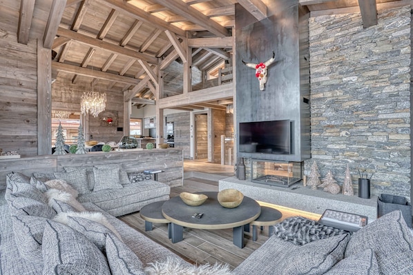 Smart-tv, een open haard, videospelletjes en een filmbibliotheek