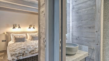 7 bedrooms, in-room safe, iron/ironing board, WiFi