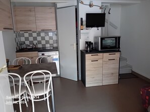 Fridge, microwave, oven, stovetop - Ideally located (7mn from the beach), air-conditioned house, private parking, 4 per (CAP D'AGDE)