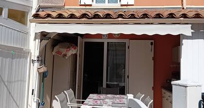 Idéalement située (7mn de la plage),maison climatisée , parking privé, 4 per