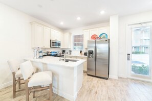 Refrigerador, microondas, horno, placa de cocina