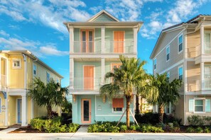 Exterior - Flip Inn Paradise Cottage with Private Hot Tub Near Disney with Margaritaville. (Kissimmee)