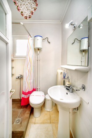 Apartment | Bathroom | Shower, rainfall showerhead, eco-friendly toiletries, hair dryer