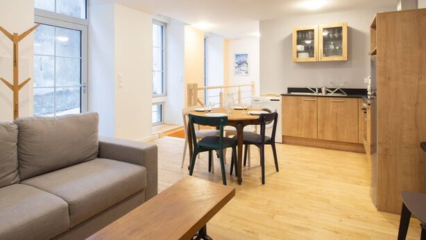 A modern apartment with a living area, dining space, and kitchen. - Central apartment for 4-9 people with parking in Cauterets (Cauterets)
