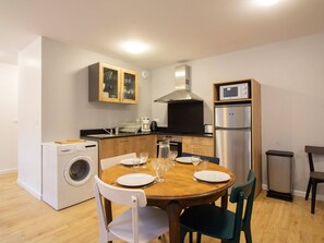 Een magnetron, een oven, een kookplaat, een broodrooster