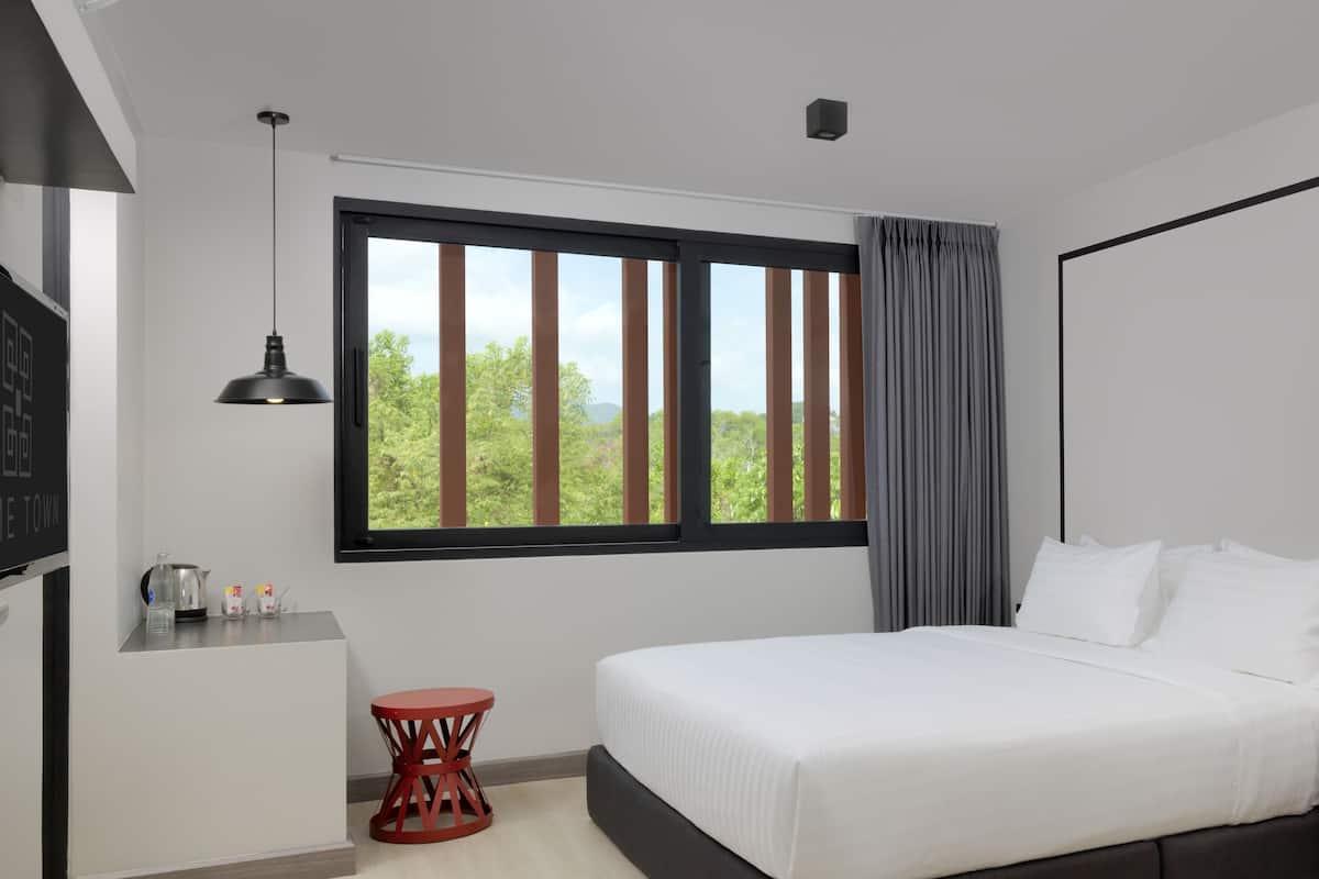 Superior Room, 1 King Bed, Non Smoking, Mountain View | 1 bedroom, soundproofing, free WiFi