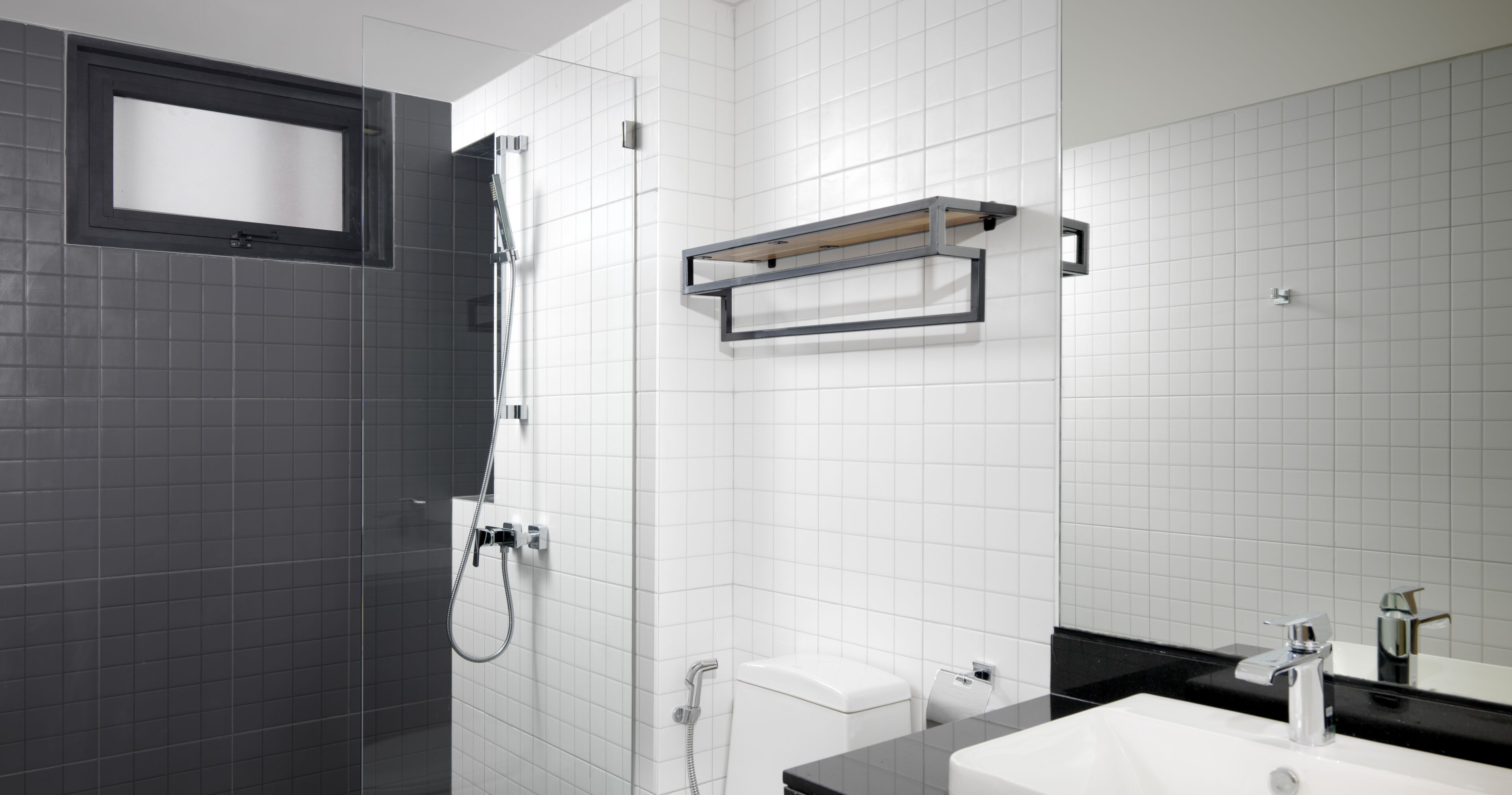 Une salle de bain moderne équipée d’une douche, de toilettes et d’un lavabo.