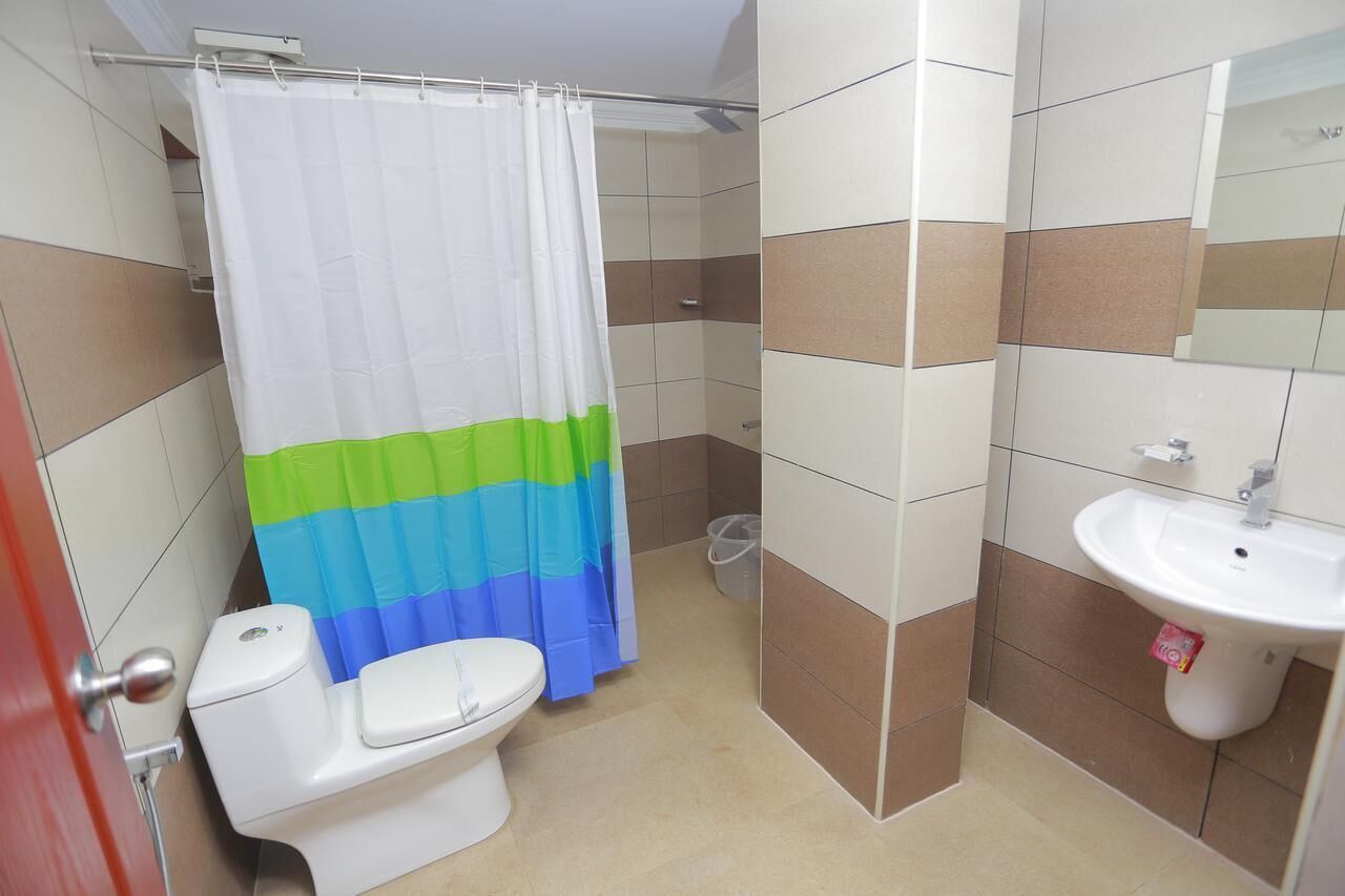 shower, hydromassage showerhead, free toiletries, bidet