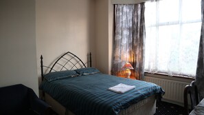 Basic Double or Twin Room | Individually decorated, individually furnished, iron/ironing board - Lenton Lodge Guest House (Horley)