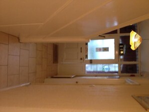 Een douche, gratis toiletartikelen, een haardroger, handdoeken