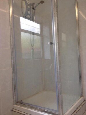 Shower, free toiletries, hair dryer, towels - Lenton Lodge Guest House (Horley)