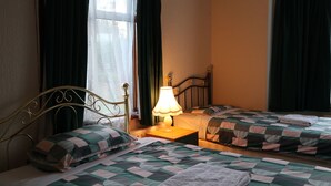 ベーシック ツインルーム (with Shared Bathroom) | アイロン / アイロン台、WiFi (無料)、客室ごとに異なる装飾、客室ごとに異なるインテリア