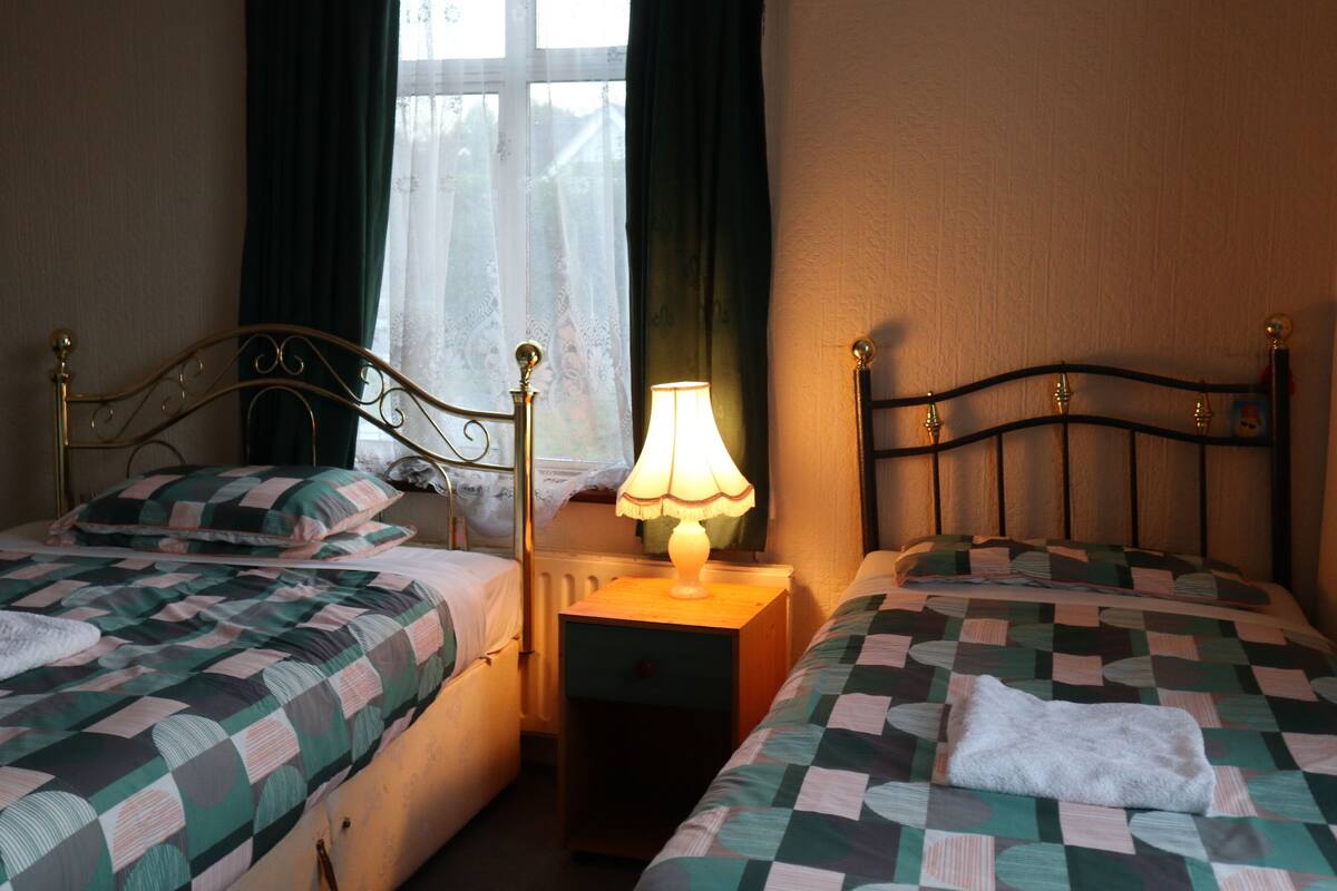 Tomannsrom – basic (with Shared Bathroom) | Strykejern/-brett, wi-fi (inkludert) og individuelt dekorert