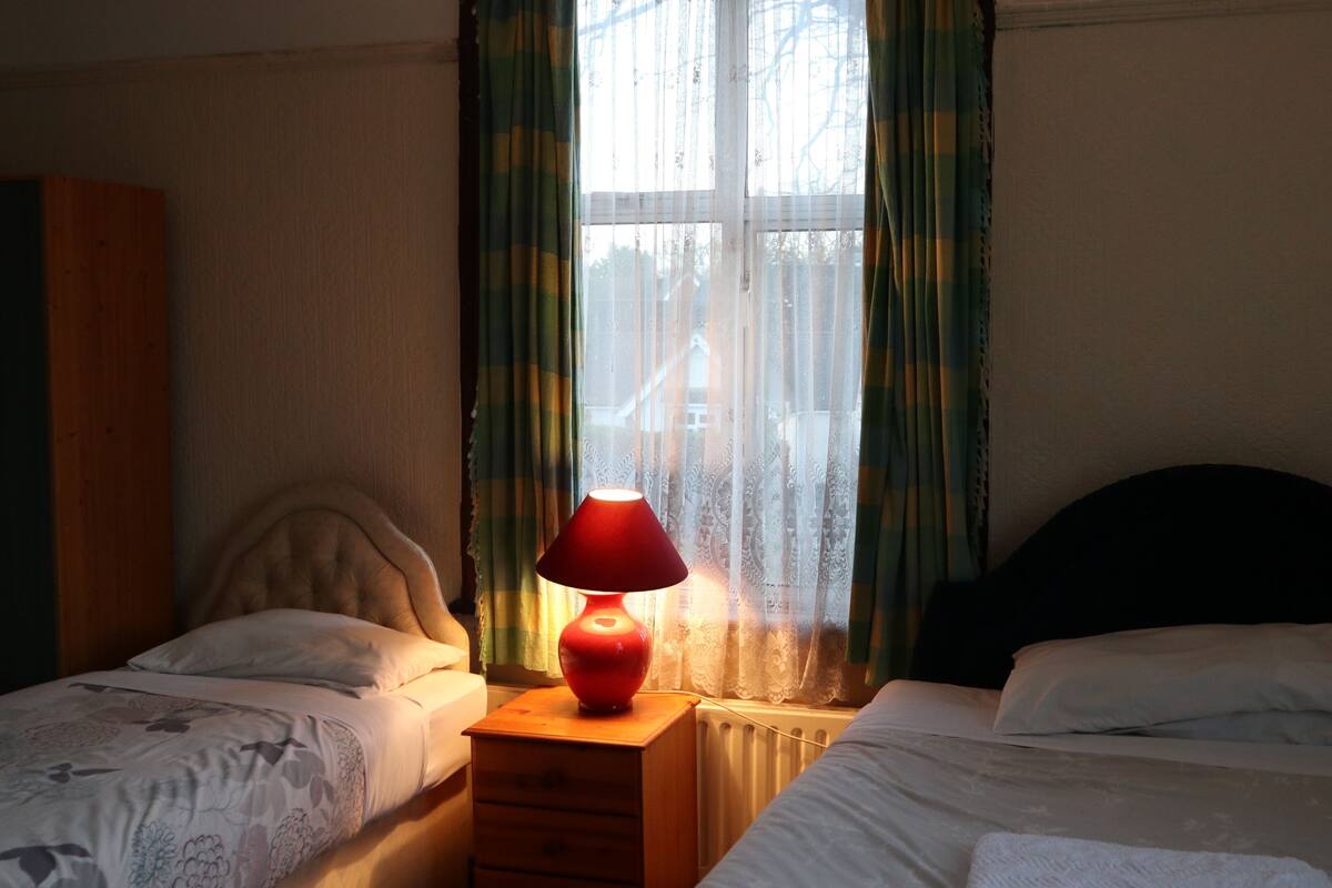 Tremannsrom (with Shared Bathroom) | Strykejern/-brett, wi-fi (inkludert) og individuelt dekorert