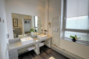 Dusj, hårføner og håndklær