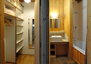 Baignoire, séchoir à cheveux, papier de toilette