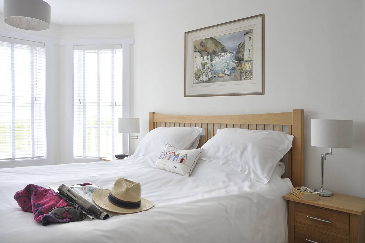 Egyptian cotton sheets, premium bedding, minibar, soundproofing