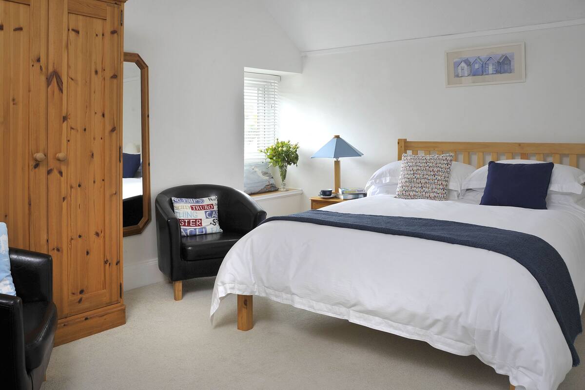 Egyptian cotton sheets, premium bedding, minibar, soundproofing