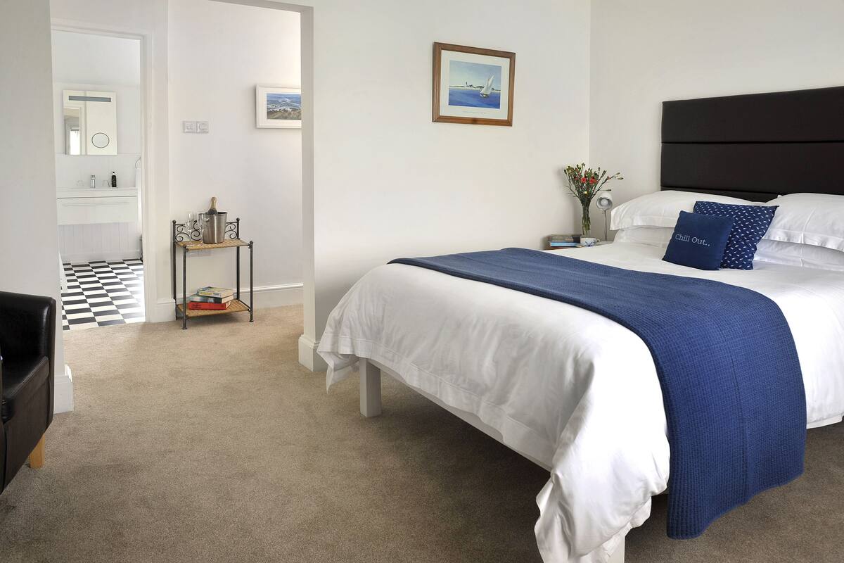 Egyptian cotton sheets, premium bedding, minibar, soundproofing